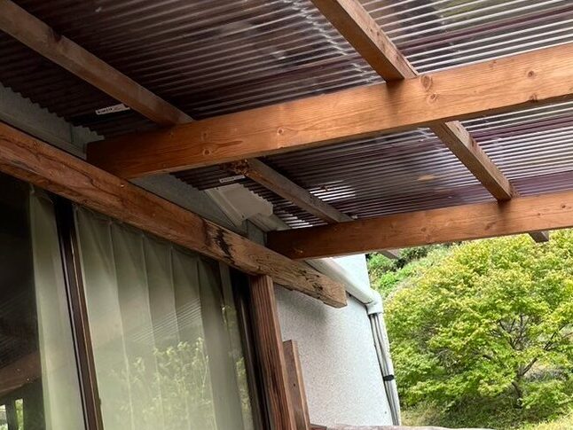 軒下のスズメバチの巣（駆除後）